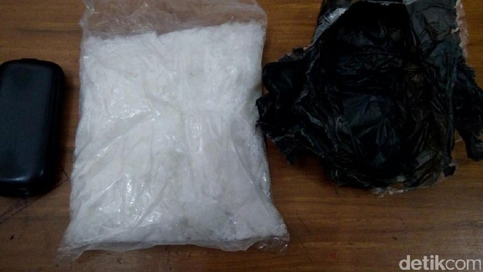 Polisi Tangkap 4 Penumpang Bus Bawa 20 Kg Ganja dan Sabu