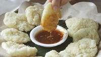 Cireng dengan cocolan bumbu rujak sempat populer. Karena paduan cireng ke dalam bumbu pedas manis ini terasa begitu enak!