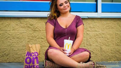 Suka Banget Fast Food Siswa SMA Ini Berfoto Tahunan dengan Makanan McDonald
