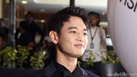 Salah satu personel Shinee itu nampak mengenakan setelan jas berwarna hitam. Foto: Noel/ detikHOT