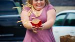 Suka Banget Fast Food Siswa SMA Ini Berfoto Tahunan dengan Makanan McDonald