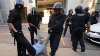 Ada demonstran yang sampai digotong polisi karena dianggap kelewatan/Foto: Reuters