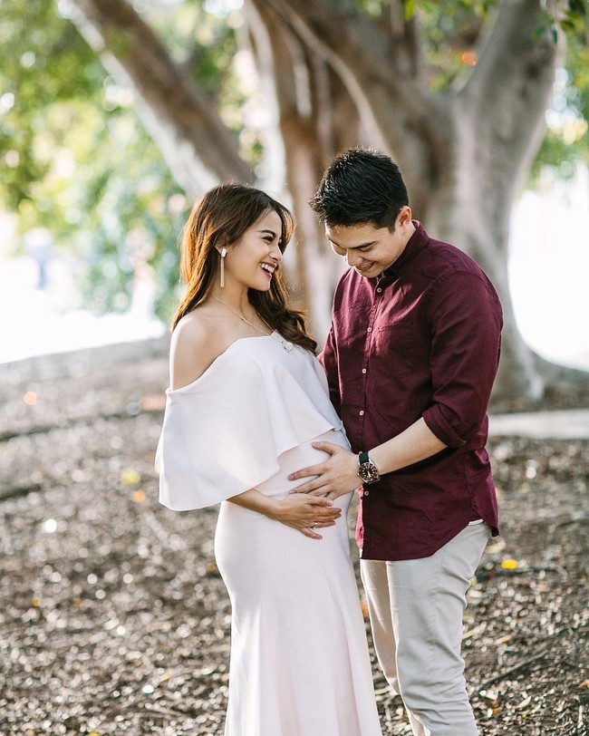 Untuk tampil cantik dan menonjolkan sisi feminin diri, off the shoulder dress seperti yang dikenakan Acha saat berjalan-jalan di taman bersama suaminya, Vicky ini bisa menjadi pilihan. Foto: Dok. Instagram