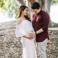 Untuk tampil cantik dan menonjolkan sisi feminin diri, off the shoulder dress seperti yang dikenakan Acha saat berjalan-jalan di taman bersama suaminya, Vicky ini bisa menjadi pilihan. Foto: Dok. Instagram