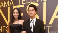 Tapi kok Syifa malah menggandeng lawan mainnya di Dear Nathan Series, Zikri Daulay.  Foto: Noel/ detikHOT