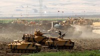 Terlihat beberapa tank dioperasikan oleh militer Turki. 
