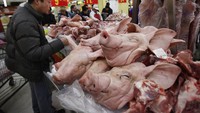 95% produk di Walmart China merupakan produk lokal. Termasuk kepala babi segar ini.