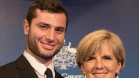 Anton berfoto dengan Menteri Luar Negeri Australia Julie Bishop. Dia mendapat beasiswa New Colombo Plan untuk tinggal, belajar dan bekerja di Indo-Pasifik. (Foto: Facebook Anton Lucanus)