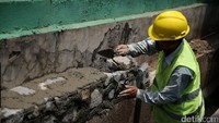 Pekerja tengah menyelesaikan proyek pembangunan saluran air di kawasan Jakarta, Kamis (21/9/2017).