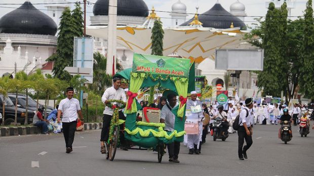  Pelajar di Banda Aceh mengikuti pawai dengan berjalan kaki mengitari jalan protokol untuk menyemarakkan tahun baru Islam 1 Muharam 1439 H. 