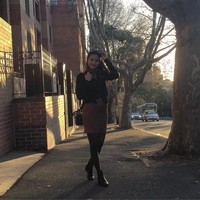 Gaya tumpuk juga bisa menjadi pilihan untuk para bumil. Acha misalnya memadukan stocking, dress ketat dan cardigan. Foto: Dok. Instagram