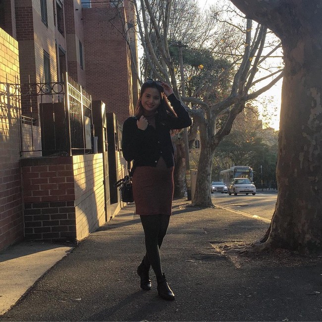 Gaya tumpuk juga bisa menjadi pilihan untuk para bumil. Acha misalnya memadukan stocking, dress ketat dan cardigan. Foto: Dok. Instagram