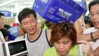 Pengunjungpun harus berjuang menerobos kerumunan orang jika ingin mencapai tempat tertentu di jam padat.