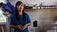 Dia kemudian mengajak kami untuk mengunjungi Polindes-nya di sebelah warung. Bentuknya adalah pondokan dari kayu, dilengkapi kursi dan bilik pemeriksaan di dalamnya. Ada obat-obatan yang disediakan agar pasien yang memerlukan tak usah terlalu lama menunggu.