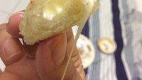 Cireng ada yang berisi lelehan keju pada bagian dalamnya. Cireng_nyamnyam di Instagram menawarkan produk cireng kemasan memakai keju cheddar dan mozzarella.