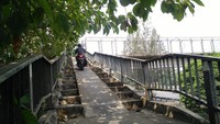 Jembatan Penyeberangan Orang (JPO) itu berada di Tol Jatiwarna KM 38, Pondok Gede.  JPO itu menghubungkan wilayah Jatiwarna dengan Jatimelati.  
