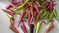 Nah, yang ini pasti Anda tahu. Dinamai cokelat payung karena bentuknya memang mirip payung dengan stik di ujungnya. Cokelat payung umumnya dijual dalam kemasan stoples dengan bungkus kertas warna-warni.