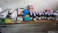 10 Bayi generasi masa depan kawasan tapal batas lahir di pondok sederahan ini. Lusiana menggratiskan biaya pelayanan di sini kecuali untuk menebus obat. Dia menyediakan obat yang dibeli sendiri, karena obat generik dari pusat Kecamatan Entikong sering kurang jumlahnya untuk sampai ke pelosok.