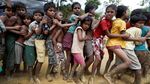 Miris, Potret Balita Rohingya Merayap di Antara Lumpur