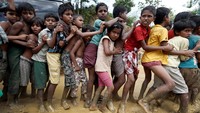 Ketika bantuan tiba, mereka terpaksa harus antre dan saling dorong pun tak terhindarkan. REUTERS/Cathal McNaughton.