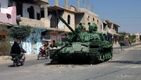 Anak-anal di Suriah terlihat tengah menaiki tank militer yang sudah rusak. 