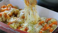 Kalau ini versi cireng kekinian. Krao The Warung di Surabaya punya cireng dengan topping lelehan keju mozzarella dan saus sambal. Nyam!