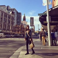 Acha Septriasa memadukan kemeja oversized dengan legging hitam dan vest bulu serta sepatu boots agar tetap nyaman selama berjalan-jalan dengan kondisi perut hamil. Foto: Dok. Instagram