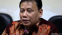 Badan Pengawas Pemilihan Umum (Bawaslu) merekomendasikan pembatalan calon Bupati Jayapura, Marthius Awoitauw. Ia dilaporkan atas dugaan pelanggaran Pasal 71 ayat (2) UU No 10 Tahun 2016 karena merotasi PNS jelang pilkada.