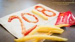 Suka Banget Fast Food Siswa SMA Ini Berfoto Tahunan dengan Makanan McDonald
