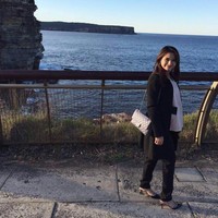 Jika memang kondisi fisik ibu hamil kuat dan terbiasa memakai sepatu high heels, bergaya dengan alas kaki berhak seperti Acha Septriasa ini bisa menjadi pilihan agar penampilan tampak stylish meskipun perut sudah membesar. Foto: Dok. Instagram