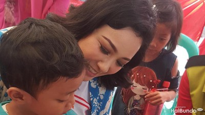 Foto: Aksi Agni Pratistha Saat Jadi Kader Posyandu