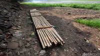 Perahu ngetek (bambu) yang biasanya digunakan warga untuk mencari ikan tidak bisa digunakan.