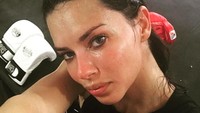 Kehidupannya sebagai model membuat Adriana Lima tak bisa terlepas dari beban pikiran sehari-hari. Ia memilih tinju untuk meredakan stres dan membentuk tubuhnya agar terus fit. (Foto: Instagram @adrianalima)