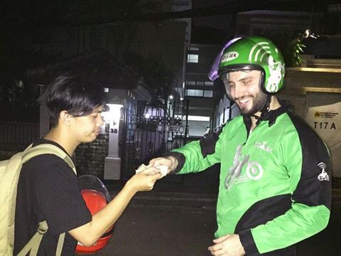 Ojek Bule, Hobi Naik Bemo dan Ingin Bikin Mamanya Bangga