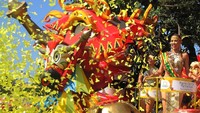Melalui Karnaval Barranquilla, banyak pula turis yang mendapat teman-teman-teman baru orang Kolombia. Semuanya berpesta bersama! (CNN Travel)