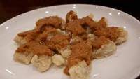 Cireng cocok juga diberi siraman bumbu kacang. Seperti buatan Balakenam Dapoer Rakjat ini. Paduan kenyal cireng dengan bumbu mirip saus batagor.