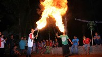 Beginilah aksi semburan naga yang dilakukan warga Dusun Nadri, Desa Krendetan, Kecamatan Bagelen, Kabupaten Purworejo Jawa Tengah untuk menyambut tahun baru Islam (Rinto Heksantoro/detikTravel)