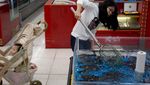 Lihat Uniknya Suasana Supermarket di China yang Ramai Ini