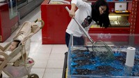 Soal ikan segar, pengunjung ini rela memancing sendiri ikannya, lho!