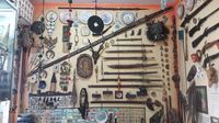 Benda-benda yang dijual di Pasar Seni dan Barang Antik Cikapundung (Gabriella/detikTravel)
