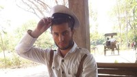 Ini gaya Anton saat menjadi serdadu militer Belanda di film Tjokroaminoto (Foto: Facebook Anton Lucanus)