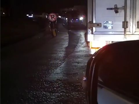 Mobil komunitas Pajero Sport yang lawan arah. 