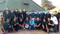 Setelah menempuh perjalanan hampir tiga jam melewati laut Banda, rombongan tim PLN yang datang dari Dili di Timor Leste pun akhirnya sampai di Pulau terluar di sisi tenggara Indonesia itu. Bersama 19 tim medis dari Rumah Sakit Umum Pusat Nasional Dr. Cipto Mangunkusumo (RSCM), PLN memberikan layanan cek kesehatan gratis kepada warga Pulau Liran.