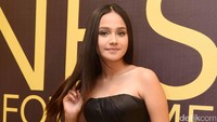 Rambutnya dibiarkan terurai dengan dandanan flawless.  Foto: Noel/ detikHOT