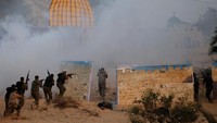 Asap bertebaran ke mana-mana dalam latihan militer ini/Foto: REUTERS/Mohammed Salem