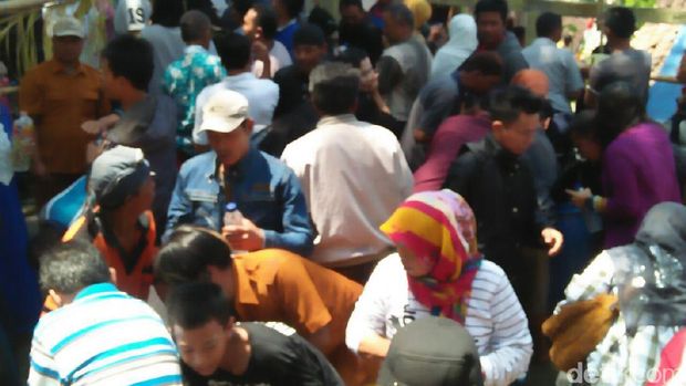 Pengunjung percaya air bekas cucian kelambu makam Pangeran Samudro membawa berkah.