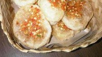 Suka pedas? Santap cireng dengan baluran sambal rawit. Bikin mata merem melek!