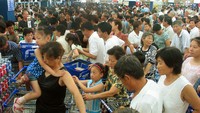 Dengan lebih dari 1,3 miliar penduduk China, antrean padat sering terjadi di supermarket.