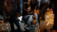 Sebagian orang yang tidur di jalanan diangkut oleh polisi/Foto: Reuters