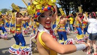 Dari tanggal 6 sampai 9 Februari tiap tahun, Karnaval Barranquilla digelar di sepanjang jalanan kotanya. Mobil-mobil hias akan melintas di jalanan dengan aneka tarian dan parade kostum yang melambangkan kebudayaan dan tradisi masyarakat Kolombia (CNN Travel)